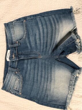 Zenana Outfitters Blue Washed Frayed Hem Denim Shorts